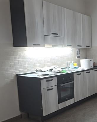  cucina con elettrodomestici