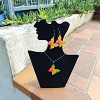 orecchini  e ciondolo in resina 