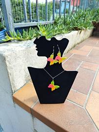 orecchini  e ciondolo in resina 