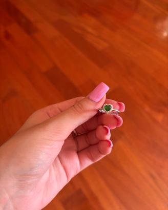 Anello con cuore verde regolabile