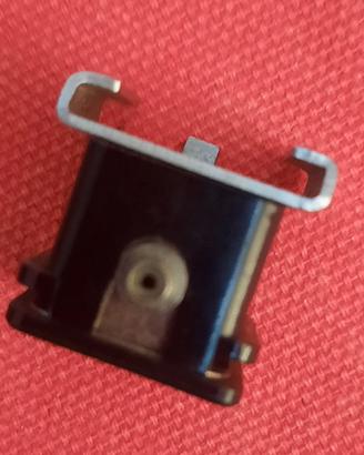 Attacco per cavo flash su slitta fotocamera