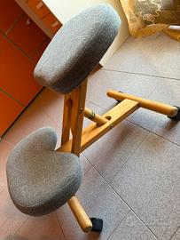 Sgabello regolabile in legno