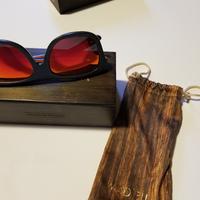 Occhiali da sole in legno