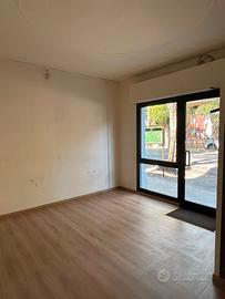 Modena negozio/ufficio via Guarini mq18 300/mese