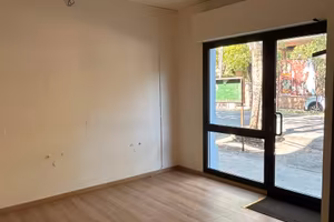 Modena negozio/ufficio via Guarini mq18 300/mese