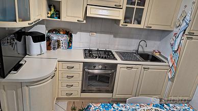 Cucina beige chiaro lunga 3,25m con curva da 65cm