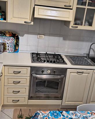 Cucina beige chiaro lunga 3,25m con curva da 65cm