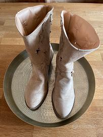 Stivaletti beige traforati stile texano