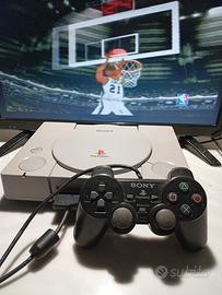 Sony PlayStation 1 console con controller e cavi