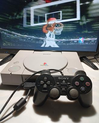 Sony PlayStation 1 console con controller e cavi