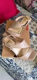 SANDATI TACCO DI colore beige marca BATA mia usati