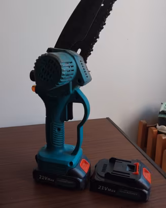 motosega a batteria per giardino