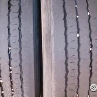 Coppia di pneumatici usati anteriore 315 60 22.5