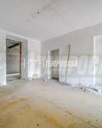 INTERA PORZIONE DI CASA DA RISTRUTTURARE IN CENTRO
