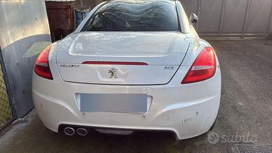 autovettura Peugeot RCZ incidentata
