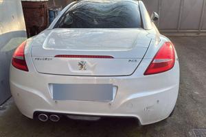 autovettura Peugeot RCZ incidentata
