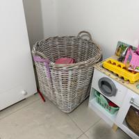 cesta in legno intrecciato con ruote