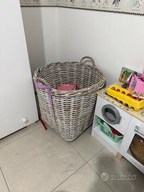 cesta in legno intrecciato con ruote