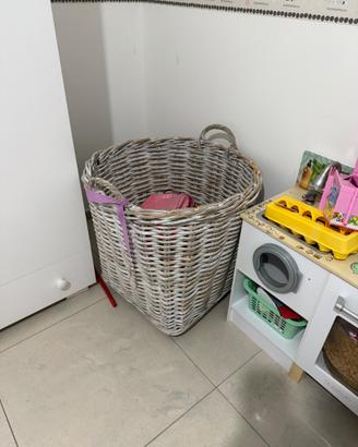 cesta in legno intrecciato con ruote