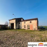Ampio casale di campagna immerso nel verde