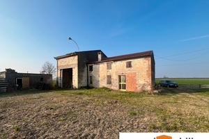 Ampio casale di campagna immerso nel verde