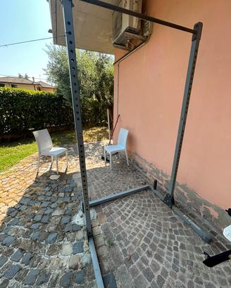 Stazione per trazioni e squat
