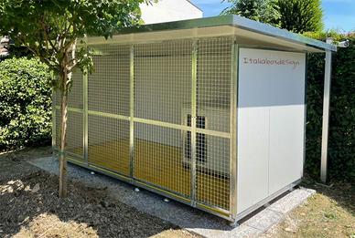 Box per cani con basamento rialzato