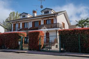 VILLA A SCHIERA D'ANGOLO A NOVIGLIO