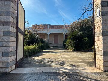 Villa con ampio giardino e dependance autonoma
