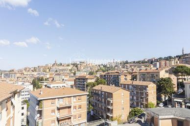 Ampio appartamento su ultimo piano in zona pallott