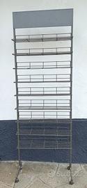 Espositore metallico con rotelle