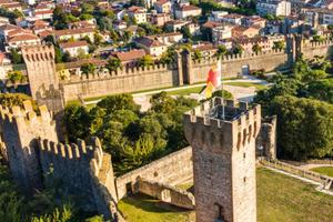 Negozio vetrinato, fronte strada messo a reddito