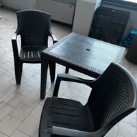 SEDIE IN PLASTICA E TAVOLI