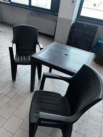 SEDIE IN PLASTICA E TAVOLI