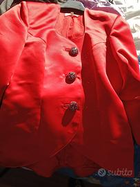 tailleur rosso con bottoni gioiello 