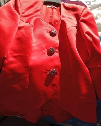 tailleur rosso con bottoni gioiello 