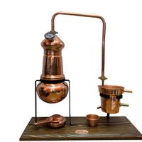 Alambicco da 1 litro su tavoletta in legno rame