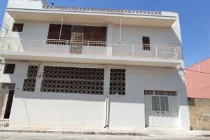 Casa bifamiliare su due piani indipendente