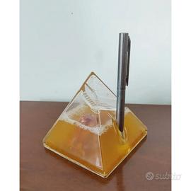 Piramide con sfinge di plastica con porta penna 