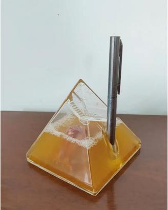 Piramide con sfinge di plastica con porta penna 