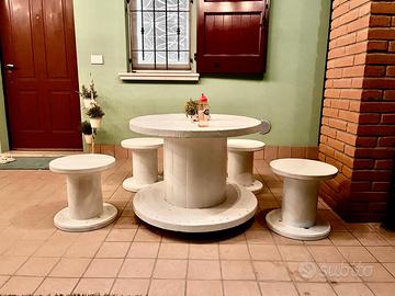 Tavolo in legno con 4 sgabelli. Son tutte bobine.