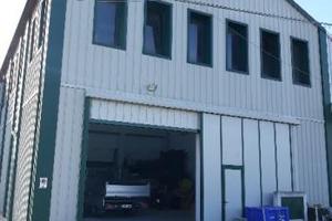 Capannone con bagni e spogliatoi