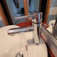 lavandino bagno e rubinetto 