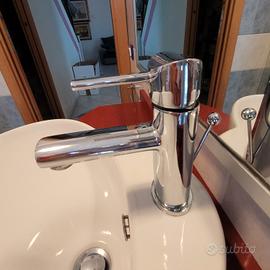 lavandino bagno e rubinetto 