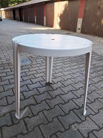 Tavolo da giardino in resina