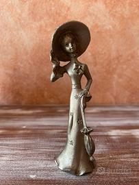 Statuina in peltro cesellato a mano