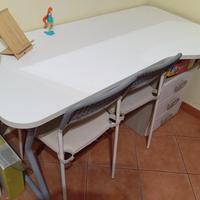 scrivania con sedie