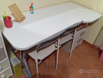 scrivania con sedie