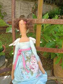 bambola di tessuto fatta a mano