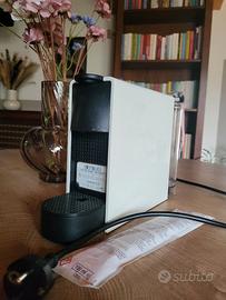 Macchina del caffè mini Nespresso bianca